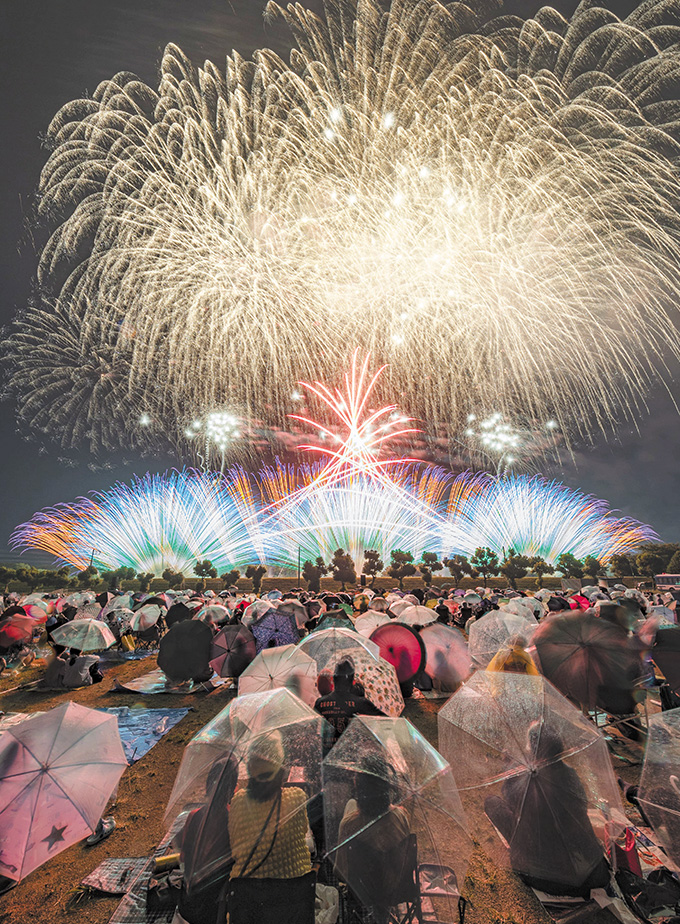 群馬県の「いせさき花火大会」で、1万発の花火が次々打ち上がる ...